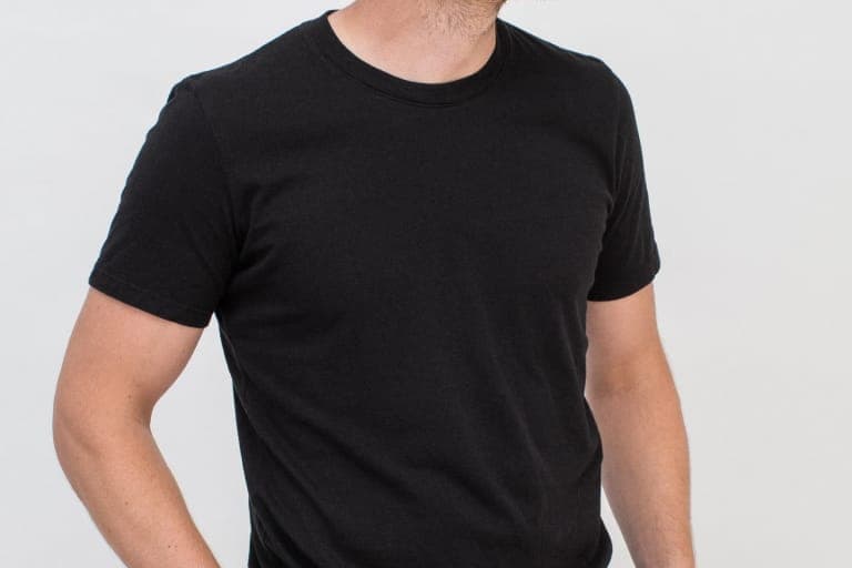 Düz siyah tişört giyen model.